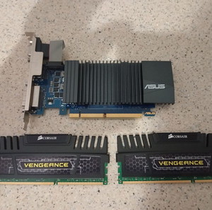 Δύο Μνήμες  8x2 GB DDR3 1600MHz και κάρτα γραφικών GT710