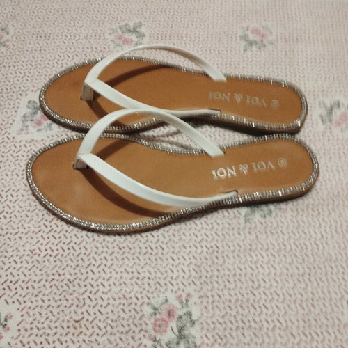 White Voi & Noi flip-flops like new with rhinestones, size 38