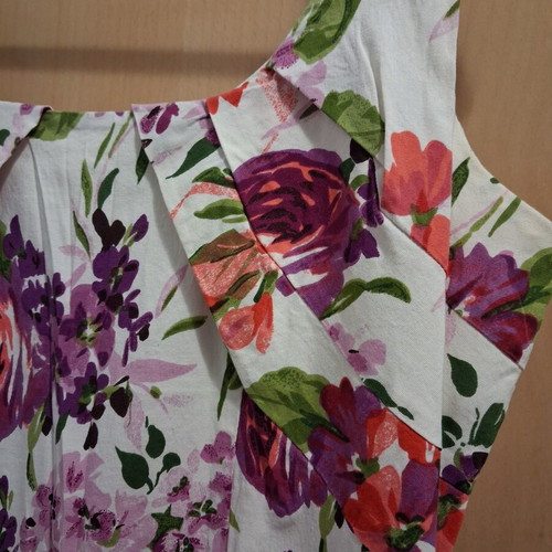 Women's floral dress like new, size M