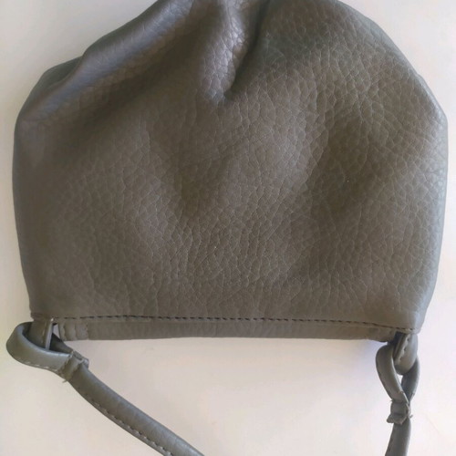Gray crossbody bag like new with long strap and magnetic closure
