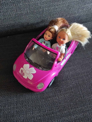 Dolls and car used, in good condition