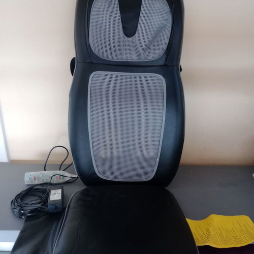 Homedics massage seat like new with remote control and Heat option