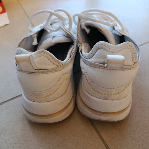 Adidas sports shoe size 40 like new, white with gold details