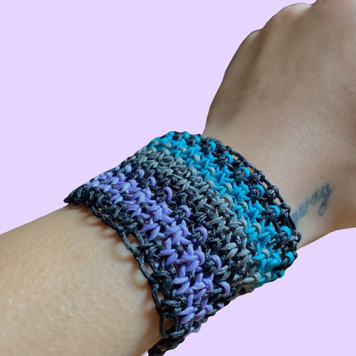 Macrame bracelet like new, black and blue