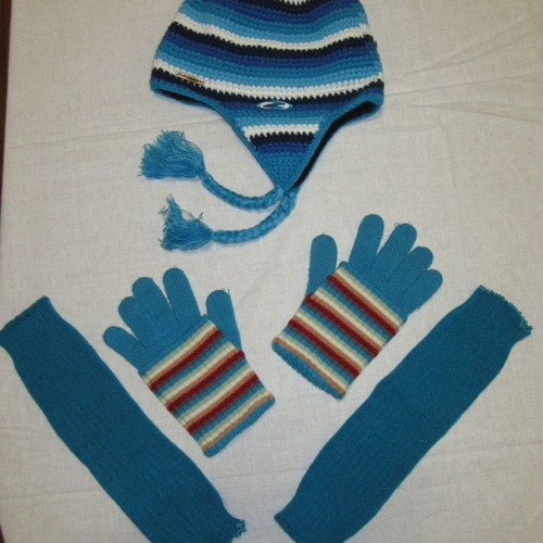 Blue gloves, ski hat and gaiters like new
