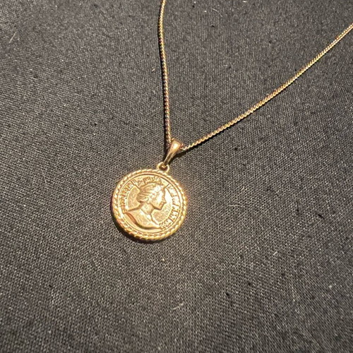 Gold-plated steel necklace with queen new, gold-colored