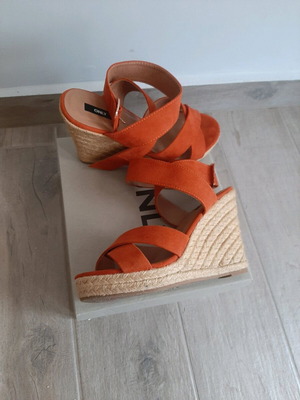 Only orange platform sandals size 38 like new