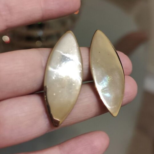 Leaf-shaped earrings used, gold color
