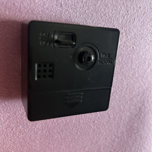 Battery-powered bedside alarm clock like new, analog