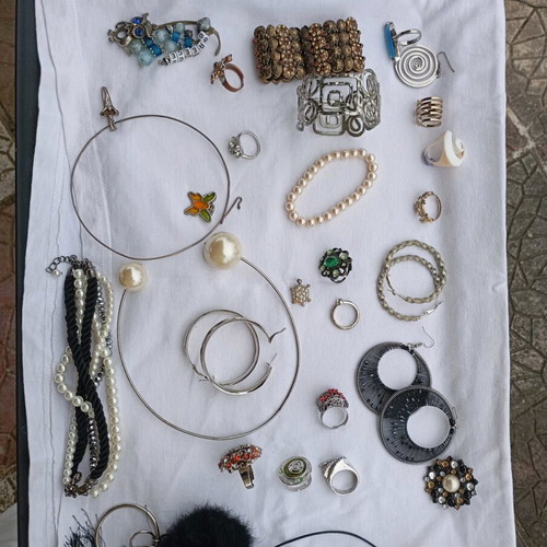 Jewelry like new, assorted gold and silver colors