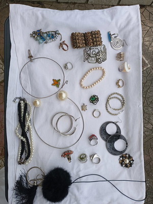 Jewelry like new, assorted gold and silver colors