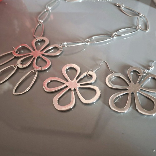 Jewelry set silver new with earrings and necklace