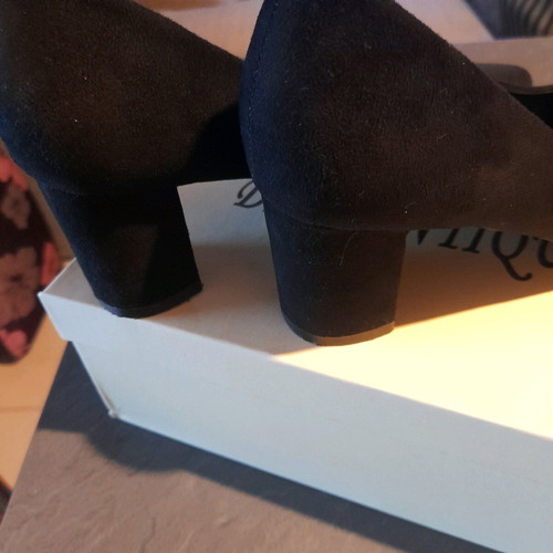 Suede black pumps size 37 like new with medium heel