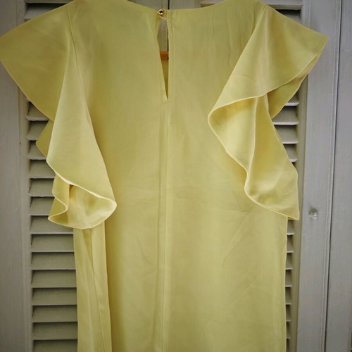 Desiree blouse yellow with ruffled sleeves like new, size L