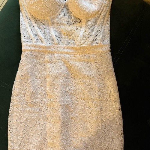 Trilogy dress white lace new, size small