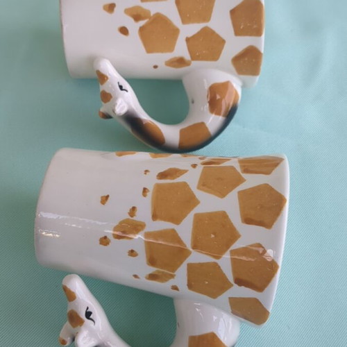 Giraffe mugs medium size, like new, set of two