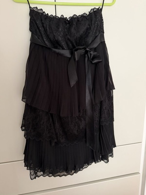 Bershka black dress with ruffles and lace size L like new