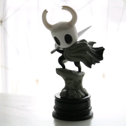 Hollow Knight figure like new, 11 cm tall