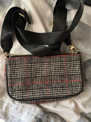 Carpisa crossbody bag black and red like new
