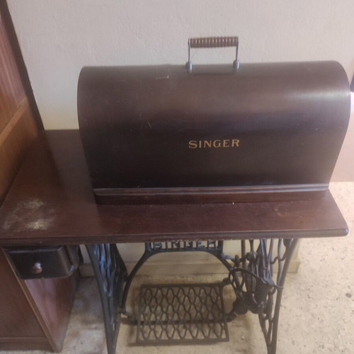 Singer 1922 sewing machine used, functional with papers