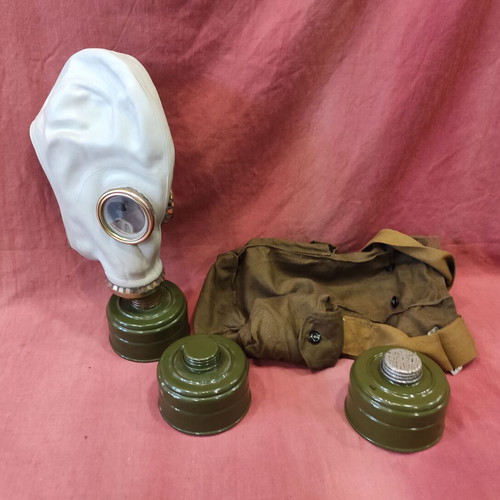 Gas mask new with 3 filters and carrying case