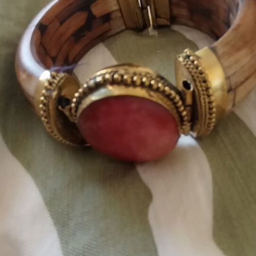 Bracelet new, impressive design with 6 cm diameter