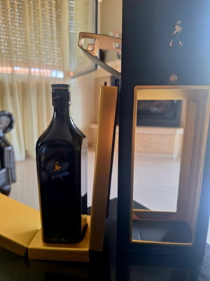 Johnnie Walker Black Label 100 Years of the Striding Man 750ml πλήρες σετ καινούργιο