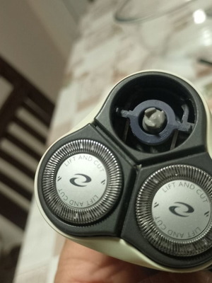 Philips shaver like new, missing one blade