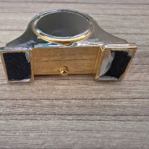Decorative analog table clock used