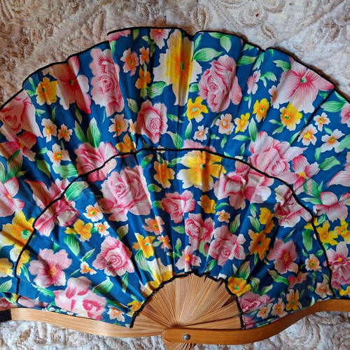 Retro Foldable Hat-Fan 2 in 1 like new, colorful, bamboo ribs