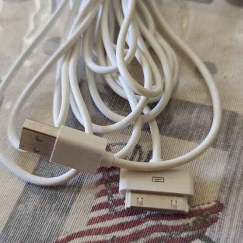 USB cable to Apple 30-pin like new