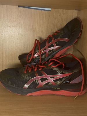 Παπούτσια Asics μαύρο-κόκκινο σαν καινούργια, μέγεθος 46, αθλητικά