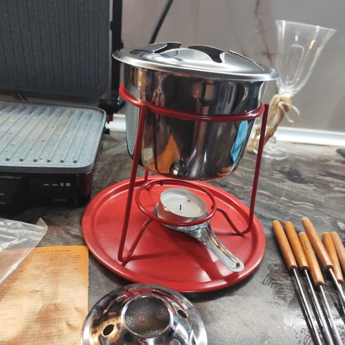 Cheese and chocolate fondue set like new with recipes