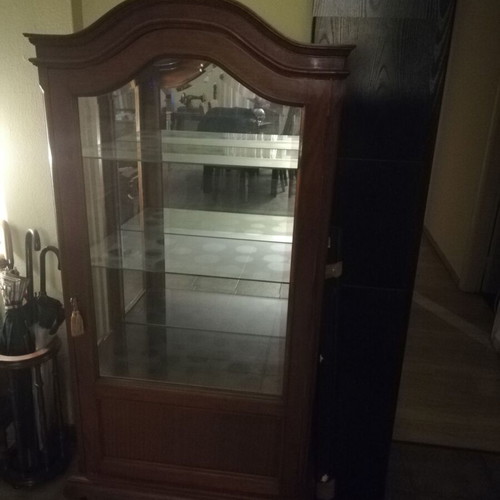 Display cabinet like new with three glass shelves and crystal glass set