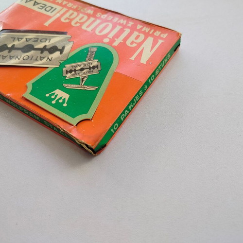 Box with 10 used sealed NATIONAAL IDEAAL razor blade packs