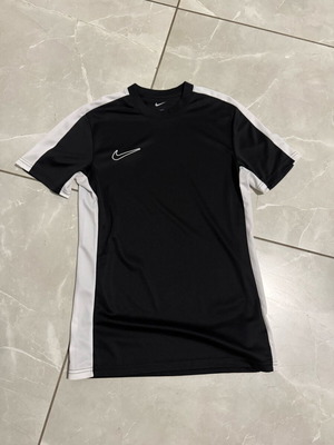 Nike T-shirt like new, black, size M