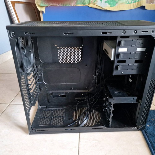 Computer case used with slots for 4 SSD, 4 HDD and CD player