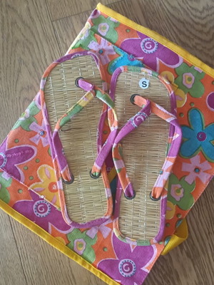 Floral beach bag with matching straw flip flops new