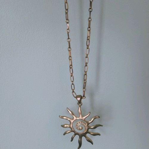 Sun-shaped pendant necklace like new