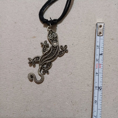 Necklace with metal lizard like new