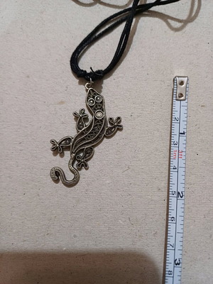 Necklace with metal lizard like new