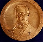  1966 Ξυλόγλυπτο επιχρησωμένο μετάλλιο για τα 125 χρόνια από την ίδρυση της Εθνικής Τράπεζας διάμετρος 15cm πάχος 2cm πιθανά δοκίμιο του Τόμπρου