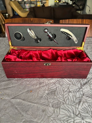 Wooden wine case like new with accessories