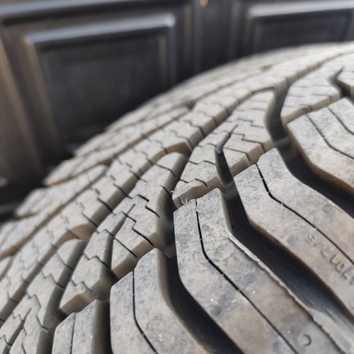 Hyundai Tucson 17-inch rims with all-season tires like new