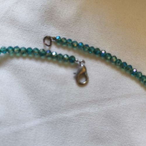 Women's necklace with green crystals and 8 real pearls, metal clasp