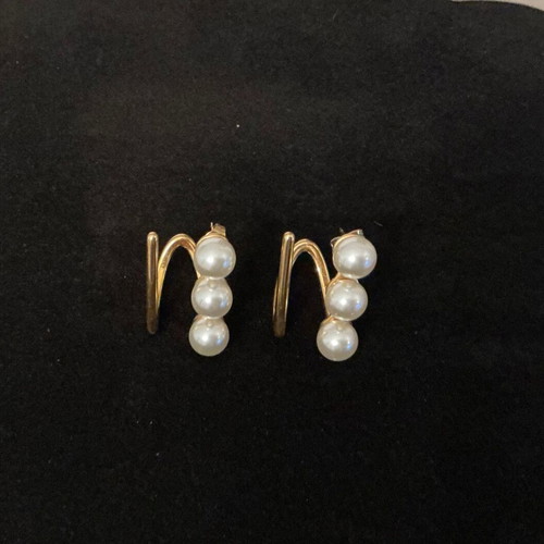 Ear cuffs in gold tone with pearls