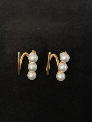 Ear cuffs in gold tone with pearls