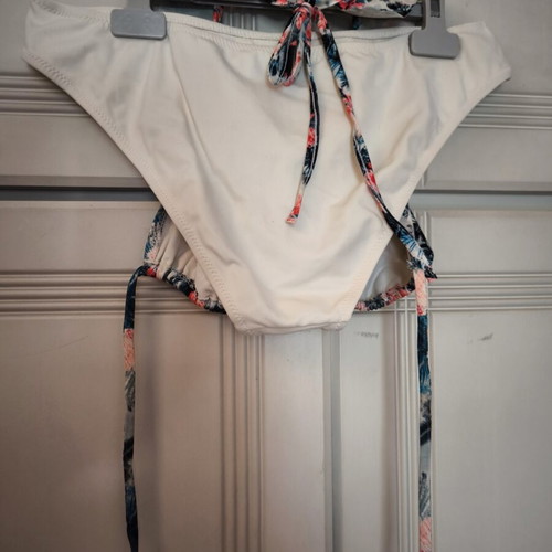 Bikini Freya white bottom with printed ruffle top like new, size L