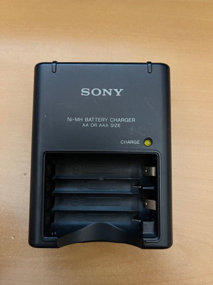 Sony rechargeable battery charger AA/AAA like new, 2 slots