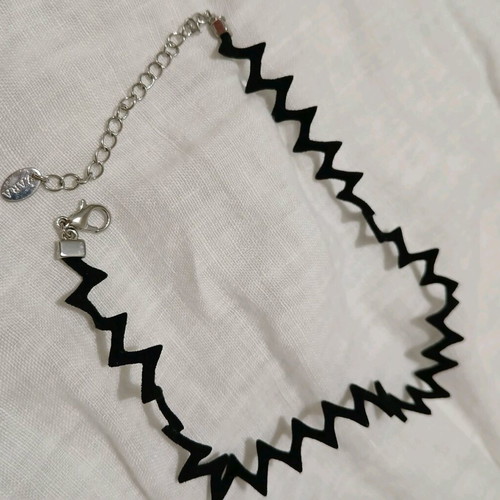 Zigzag choker new black with silver metal clasp Zara